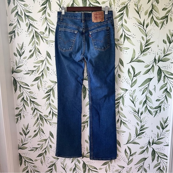 Vintage Levi’s 517 Slim Bootcut Jeans. Size 7. Medium wash. - Picture 3 of 10